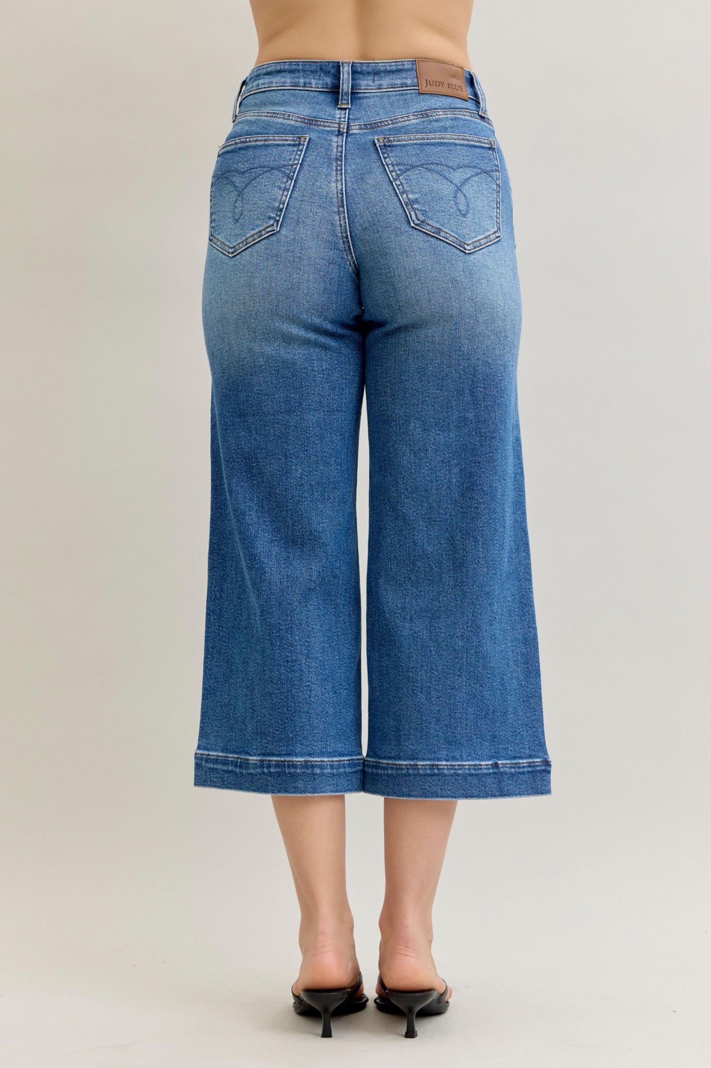 Judy Blue: Mid-rise Wide Crop Vintage Pockets & Wide Hem